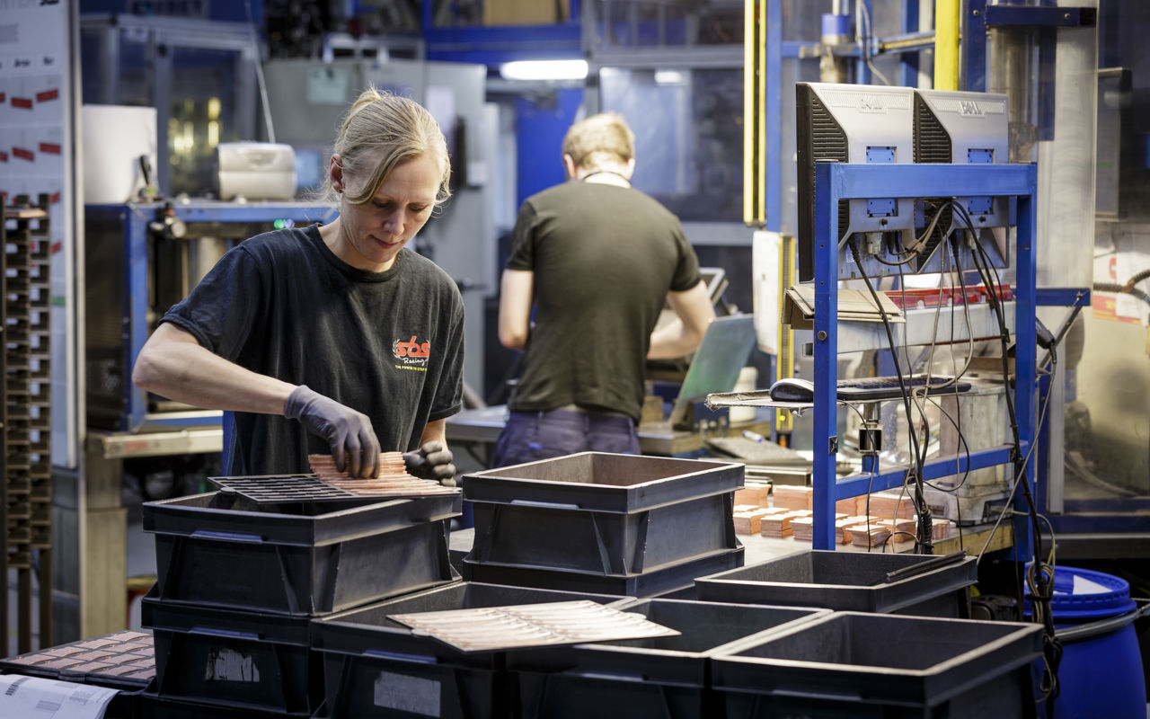 To personer der arbejder i en produktion