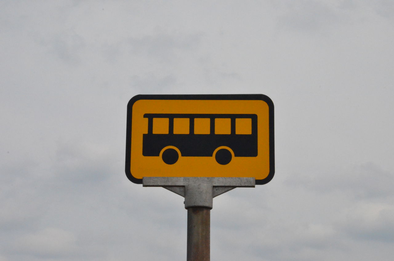 Gult skilt til busstop