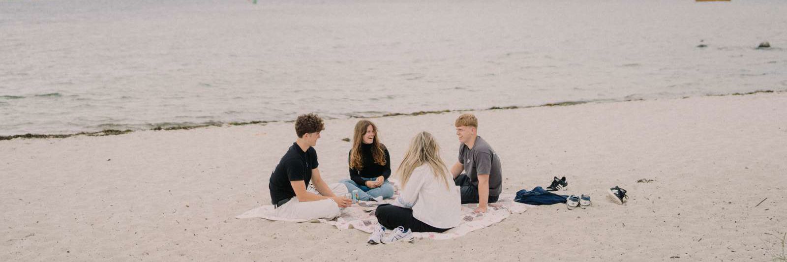 Unge på stranden ved Christiansminde
