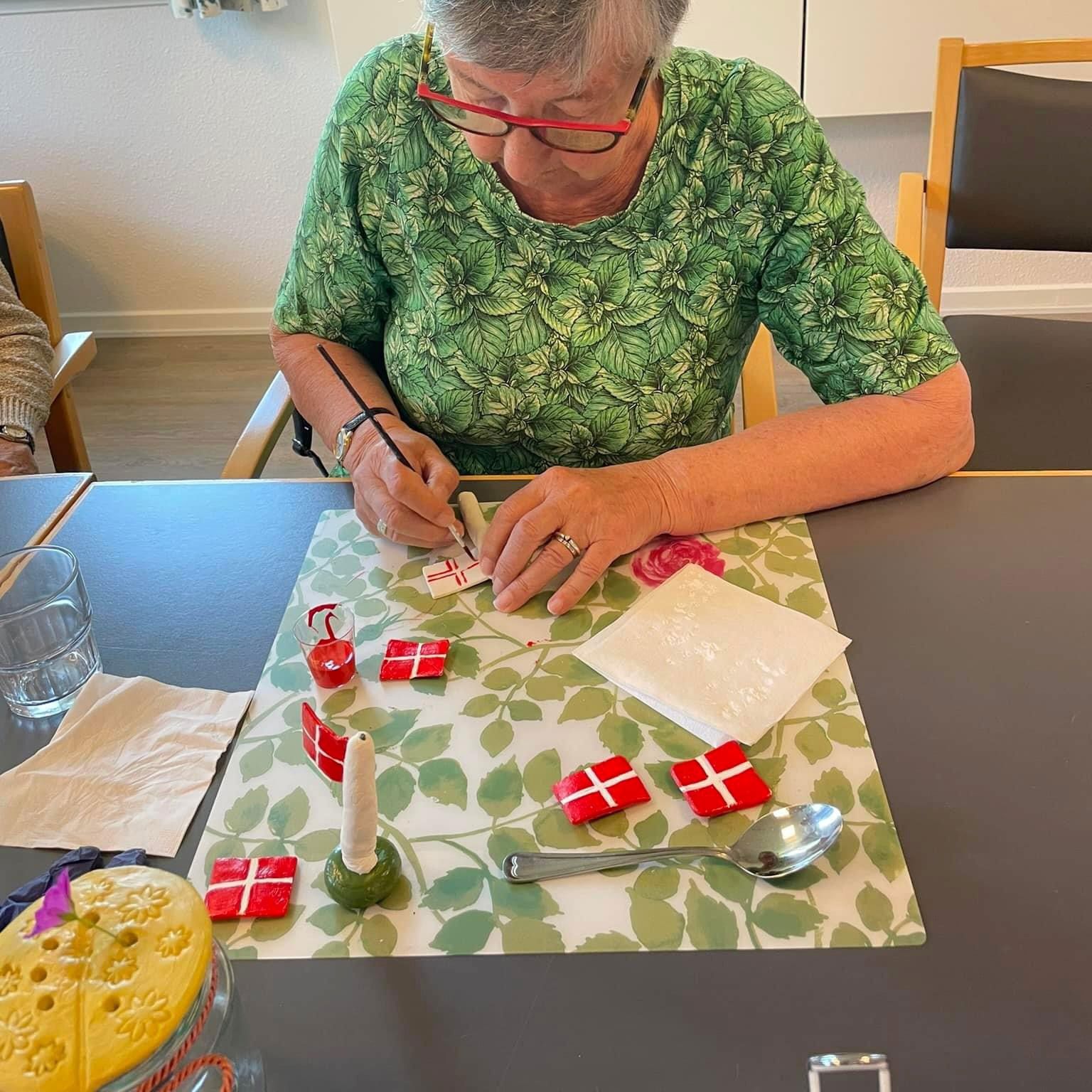 Ældre dame laver håndarbejde