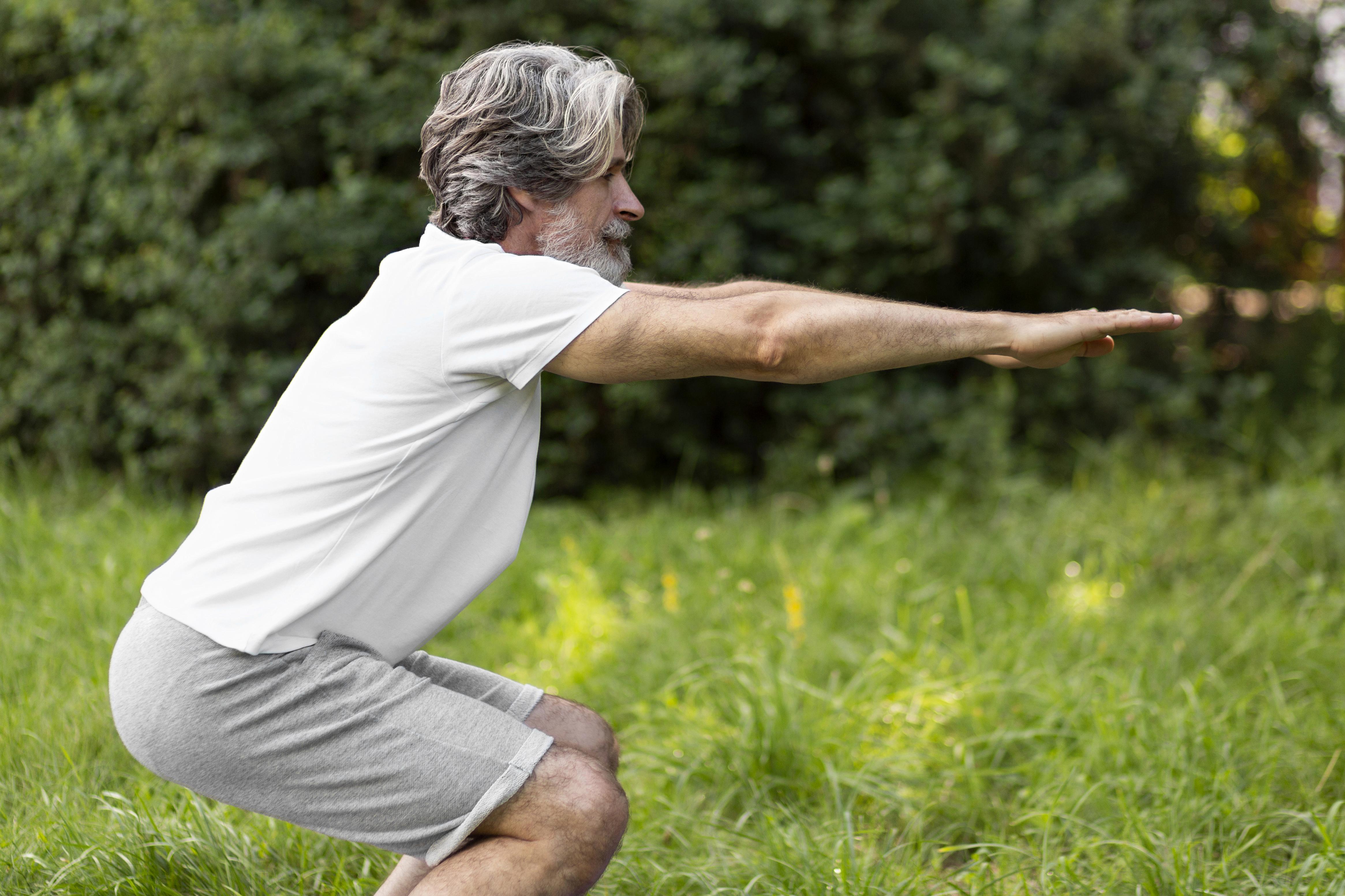Mand træner squats udendørs