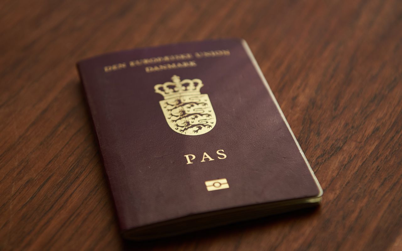 Dansk pas (rødbedefarvet pas)