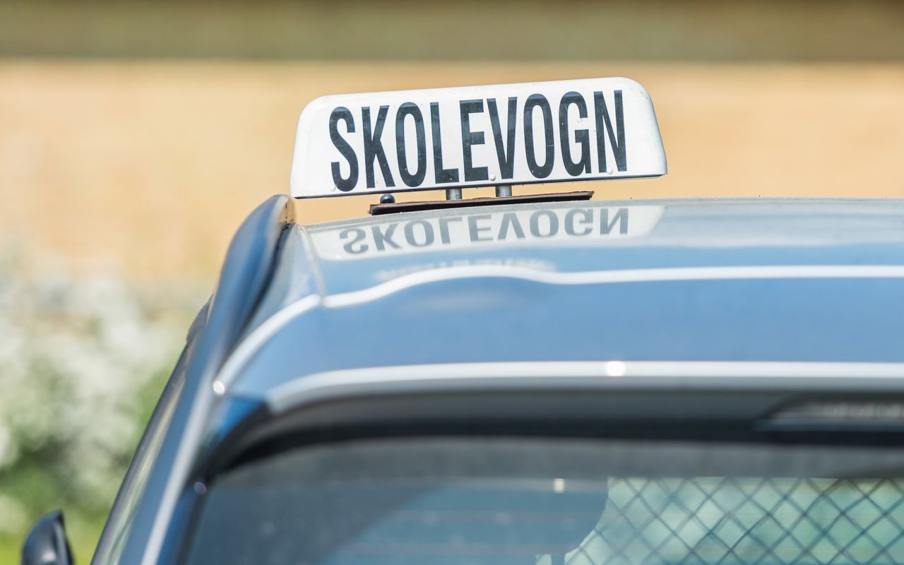 Bil med skolevogns skilt på taget