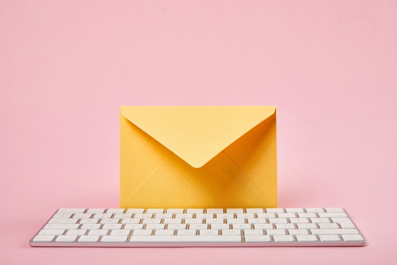 Digital post illustreret som tastetur med brev bagved