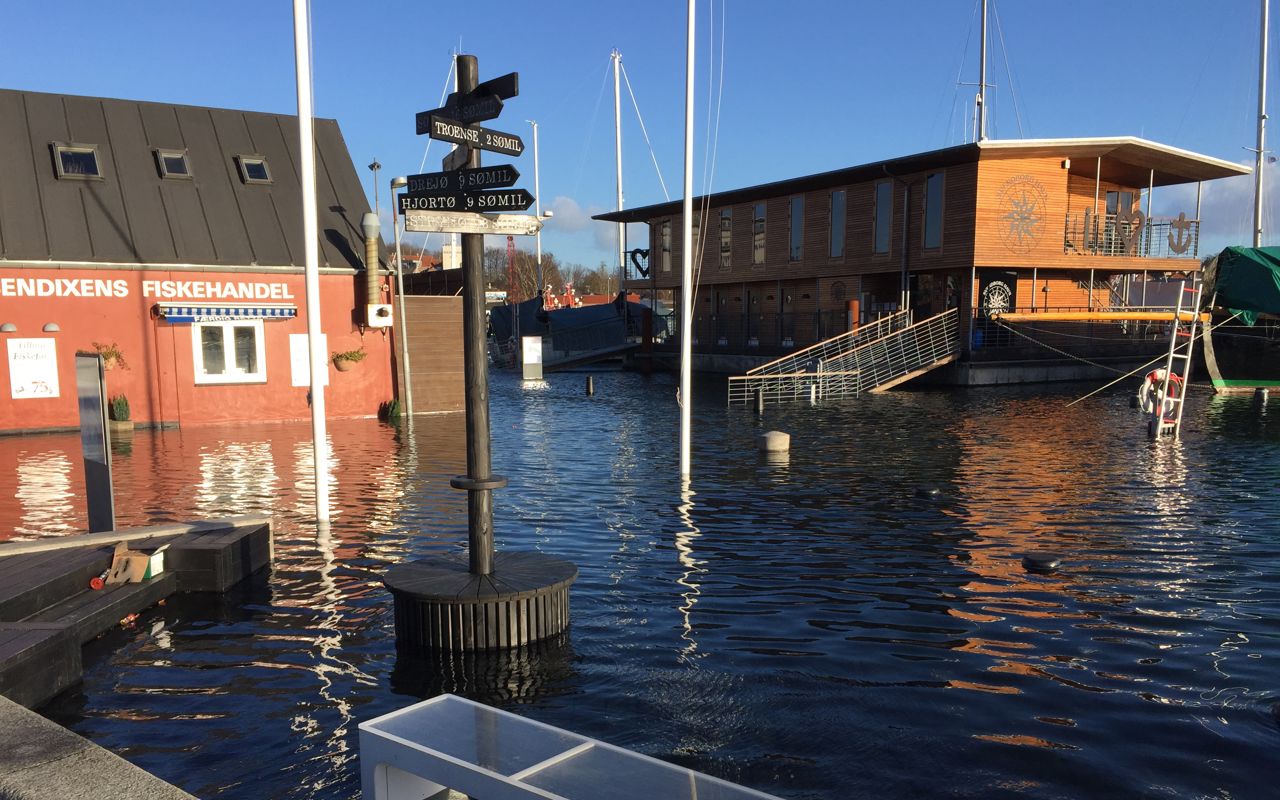 Indgangen til havnekontoret og Bendixens under vand