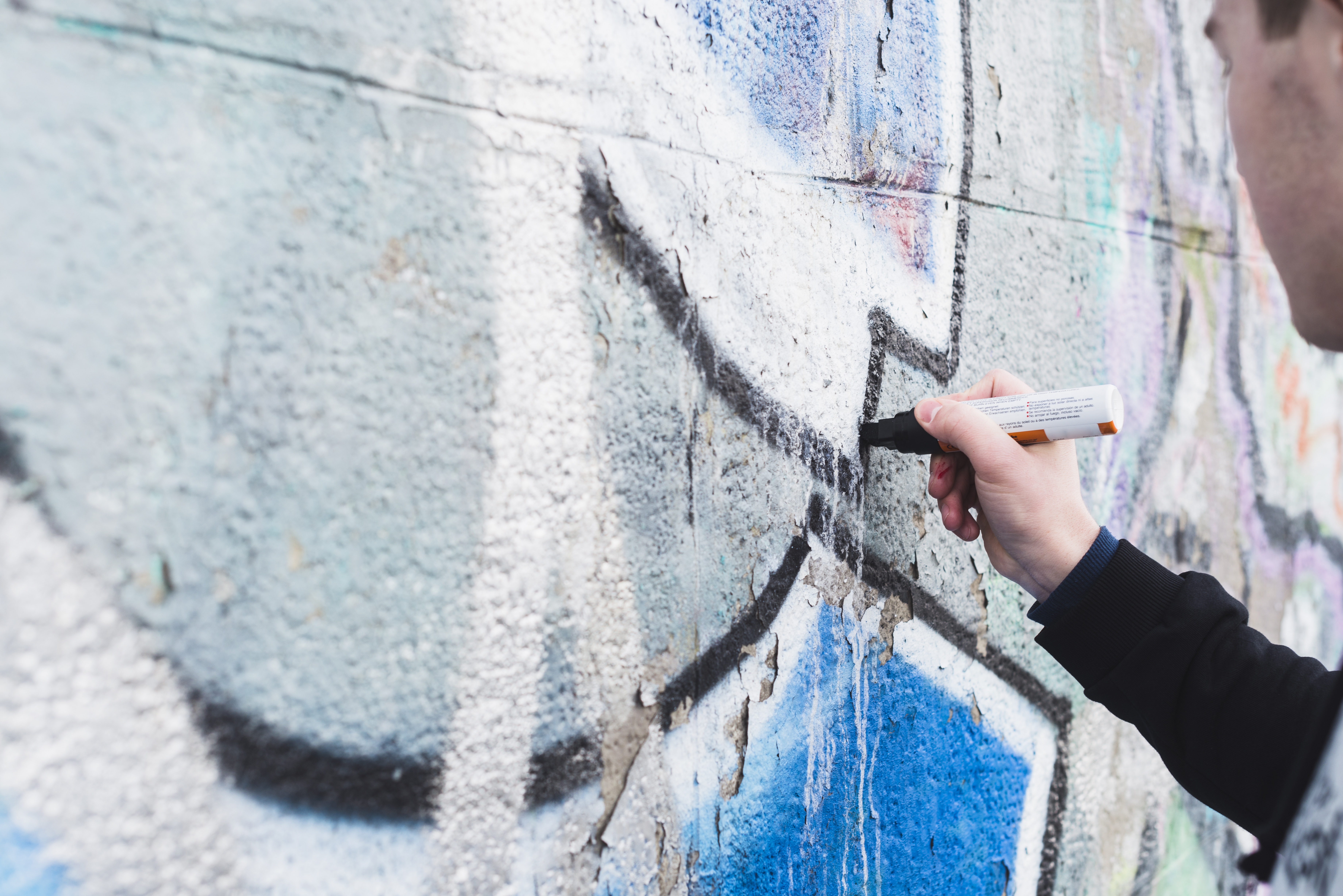 Mand laver graffiti