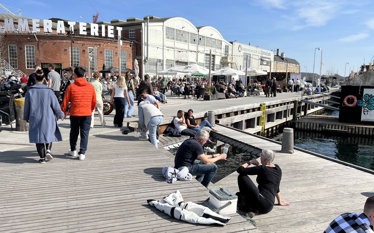 Mange mennesker samlet langs Svendborg Havn. Foran Kammerateriet.