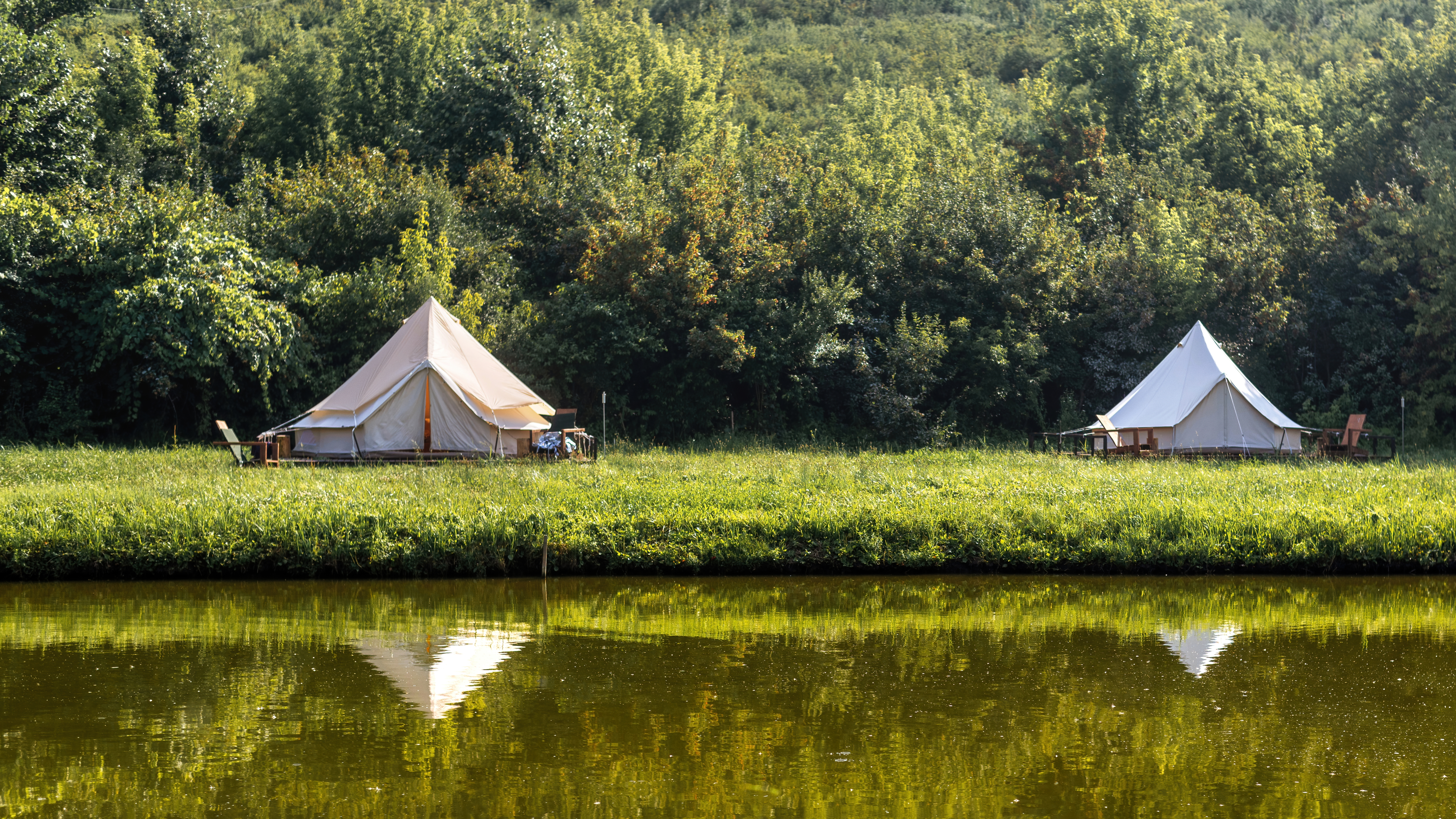 Grønt landskab med to glampingtelte