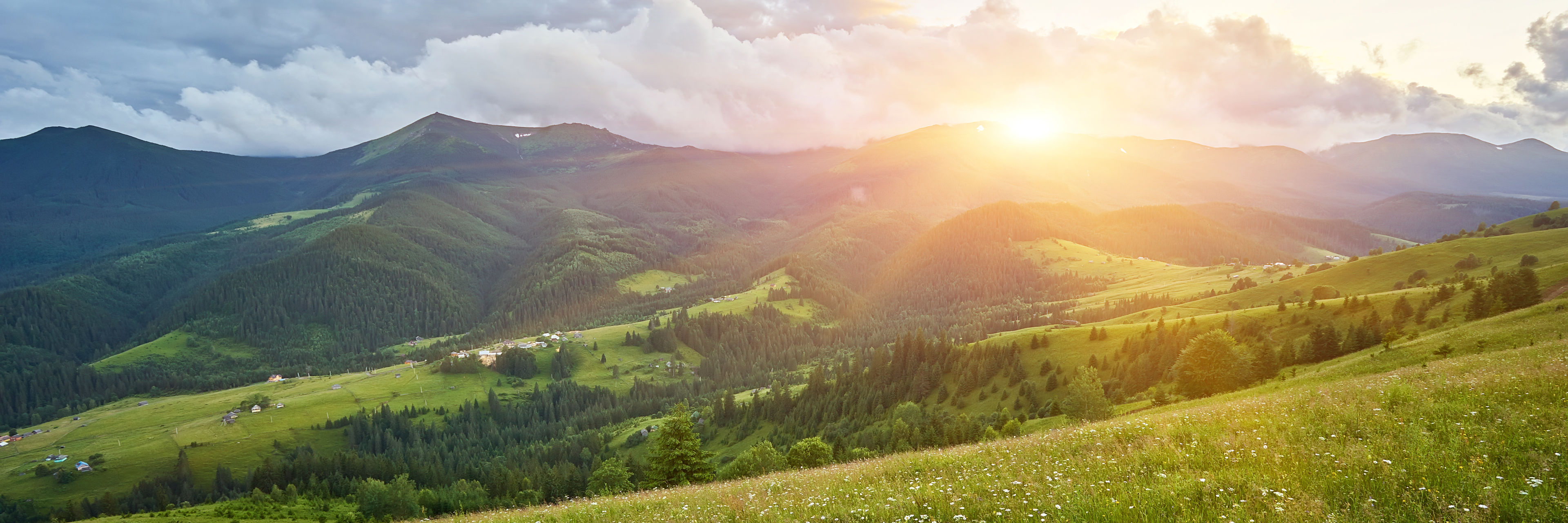 Sommer landskab med udsigt til bjerge og solnedgang