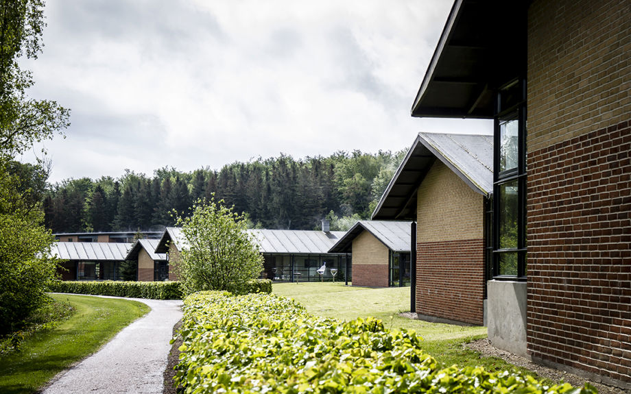 Trollemose Plejecenter set fra stien bag