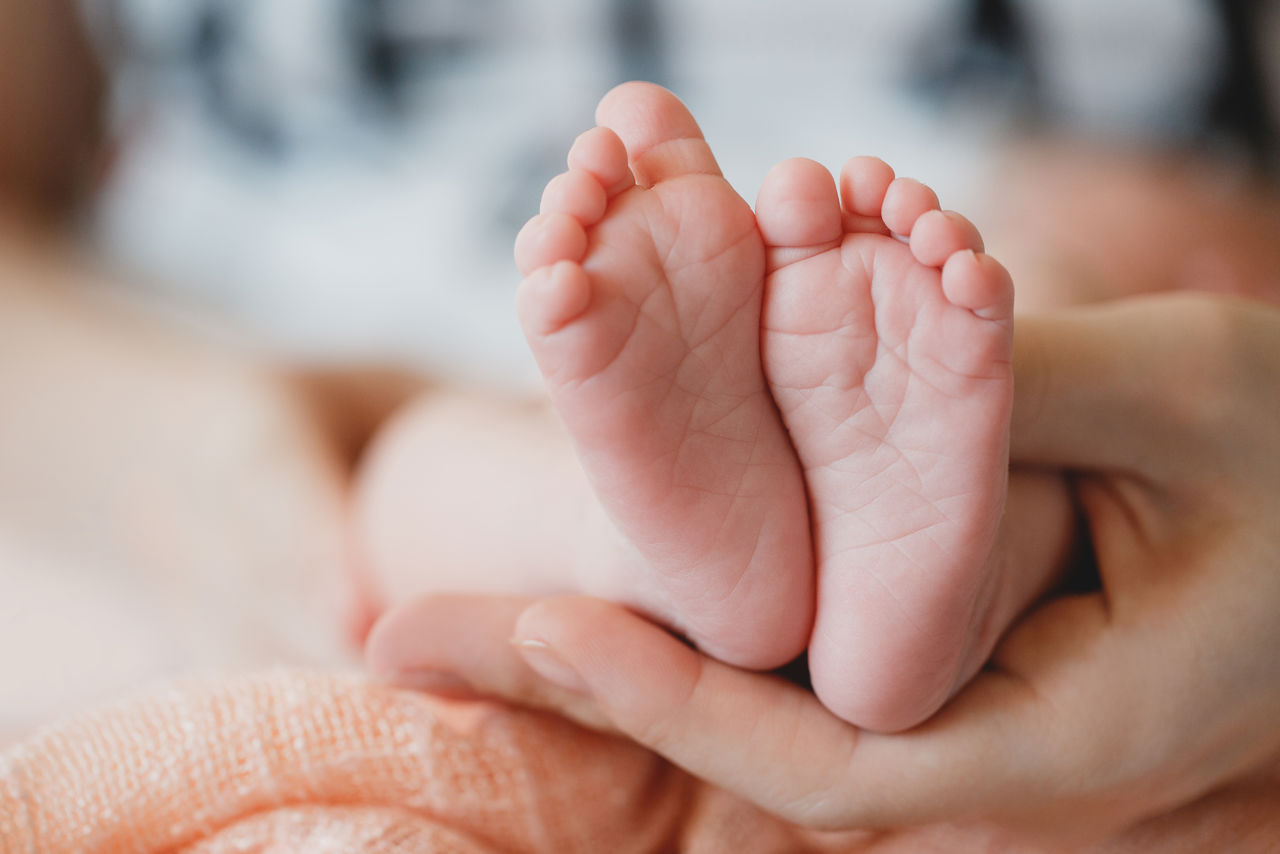 Babyfødder i kvindehånd