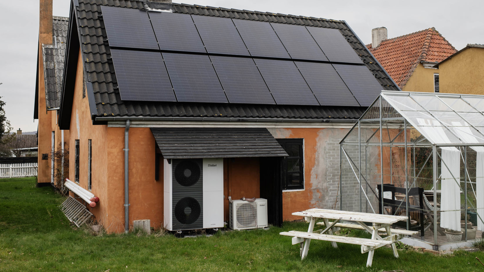 Hus med solceller og varmepumpe