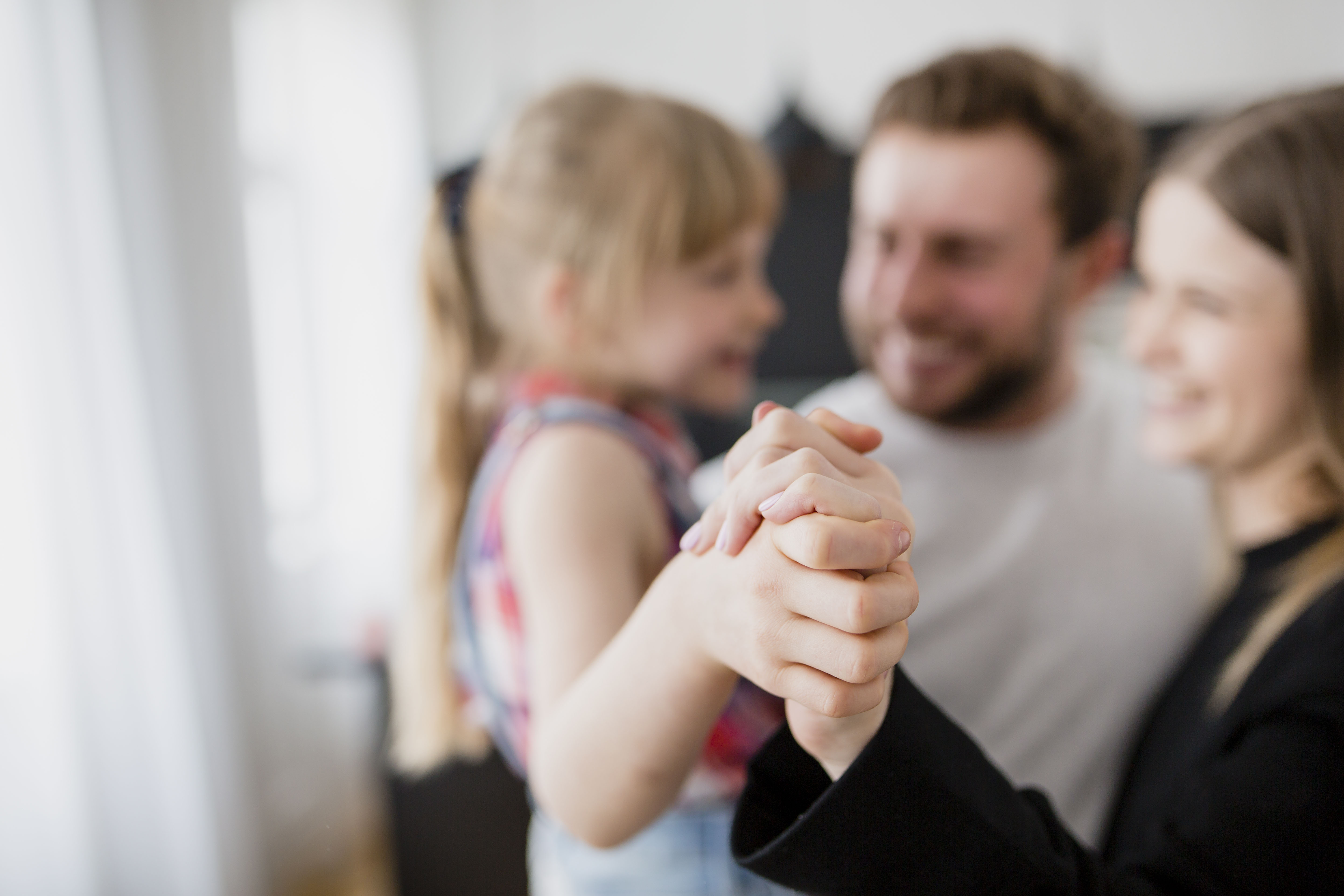 sløret billede af en glad familie