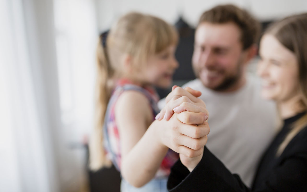 sløret billede af en glad familie